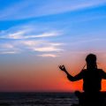 Körperbewusstsein steigern: Atemübungen und Meditation als Teil eines gesunden Lebensstils