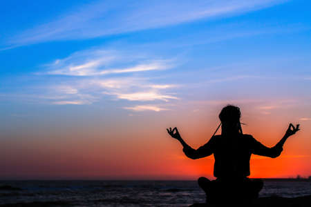 Körperbewusstsein steigern: Atemübungen und Meditation als Teil eines gesunden Lebensstils