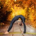Yoga für Berufstätige: Stressbewältigung und Energie im Arbeitsalltag