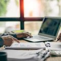 Individuelle Bedürfnisse erkennen: Beweglichkeitstrainings nach Alter und Gesundheitszustand im Homeoffice