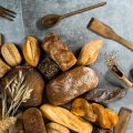 Traditionelles Brotbacken: Ruhe und Erdung durch alte deutsche Handwerkskunst