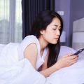 Smartphones im Schlafzimmer: Risiko für Schlafstörungen?